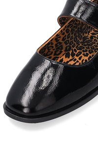 Černá laková bota s čtveratou špičkou a kotníkovým páskem. Interiér má hnědý leopardí potisk. Hladký povrch, elegantní design.