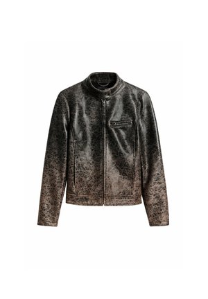 Jachetă din piele sintetica neagră cu guler înalt, închidere frontală cu fermoar și buzunar pe piept. Prezintă o suprafață texturată și un design ajustat.