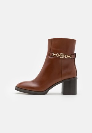 CHAIN MID HEEL BOOTIE - Bottines - cognac brown