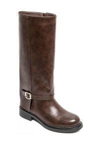 Botte en cuir marron jusqu'au genou avec une finition lisse, un accent de boucle sur le côté, et une semelle en caoutchouc noir pour plus de durabilité.