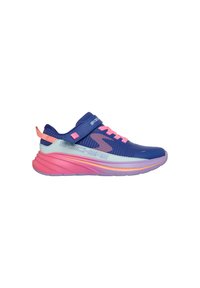 Zapatillas deportivas Skechers en malla azul con acentos rosas, que presentan un cierre de tira y un diseño de suela en capas en gradientes de rosa y púrpura.