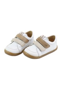 Zapatos de cuero blanco con un diseño texturizado, que cuentan con una correa de velcro beige y suela de goma para mayor durabilidad. Punta redondeada para mayor comodidad.