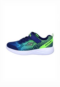 Zapatilla deportiva azul y verde con parte superior de malla, diseño texturizado, suela blanca y una correa de Velcro. Presenta un logotipo en el lateral.