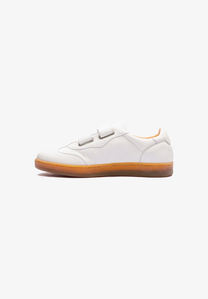 Baskets en cuir blanc avec deux bandes Velcro, bout arrondi et semelle en caoutchouc de couleur tan contrastante. Texture lisse et design simple.