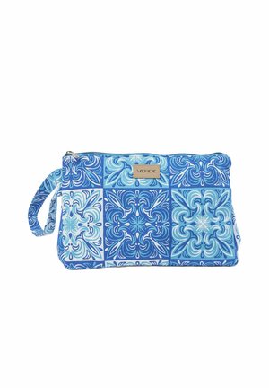 Bolso de muñeca rectangular azul con estampado de azulejos florales, cierre de cremallera y una pequeña etiqueta "VERDE" en el frente.