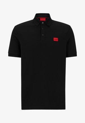 Polo noir à manches courtes avec patte de boutonnage à trois boutons et écusson rectangulaire rouge avec le logo sur la poitrine gauche indiquant "HUGO."