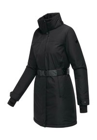 Cappotto isolato nero con colletto alto, vita con cintura e polsini bottone. Presenta un design elegante e tasche frontali. Tessuto liscio.