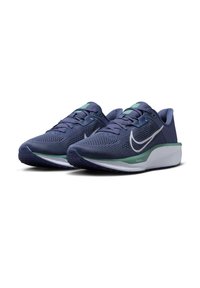 Scarpe da corsa Nike in mesh blu navy, con collo imbottito, accenti swoosh bianchi e suola in gomma verde con presa testurizzata.