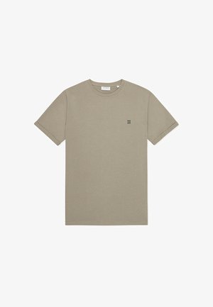 T-shirt bawełniany w jasnobeżowym kolorze, z krótkimi rękawami, okrągłym dekoltem i małym ciemnozielonym haftem "II" na lewej piersi.