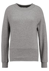 Szara bluza z okrągłym dekoltem, ściągaczami przy mankietach i u dołu, oraz miękką teksturalną powierzchnią. Posiada rękawy raglanowe, co zapewnia luźny krój.