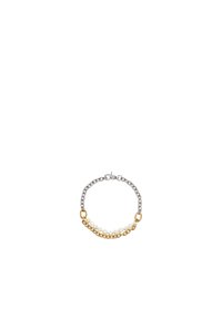 Pulsera de cadena que presenta eslabones de plata, una fila interna de perlas blancas y acentos dorados. El diseño combina diferentes texturas y colores.
