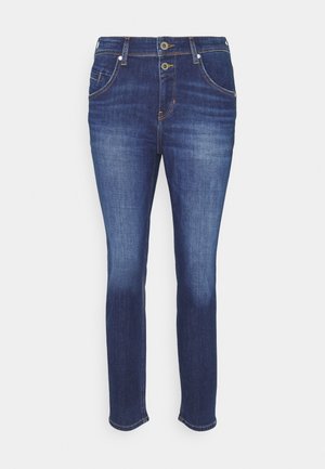 Jeans de mezclilla azul oscuro con un diseño ajustado, que cuentan con una cintura alta, cierre de doble botón y un estilo clásico de cinco bolsillos.