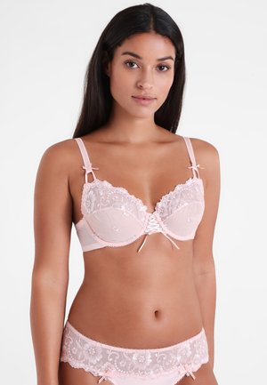 Helles rosa Lingerie-Set mit floralen Spitzenakzenten, gepolsterter Bügel-BH mit Schleifen und Kreuzdetails, passende Panties mit Spitzensaum.