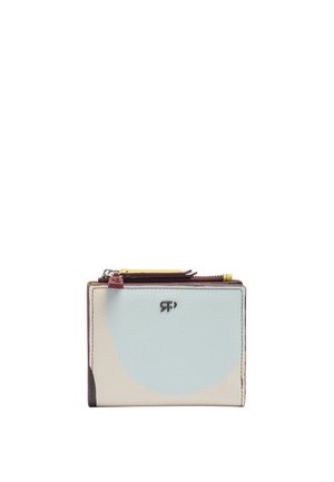 Kompaktowy portfel z beżowymi, jasnoniebieskimi i brązowymi blokami kolorów, z małym metalowym logo i komorą na zamek błyskawiczny na górze.