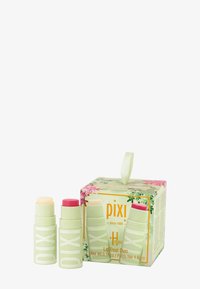 Lippenpflege-Duo in mintgrüner Verpackung. Zwei Stiftapplikatoren: einer in hellgelb, einer in rosa. Florale Akzente auf der Box.
