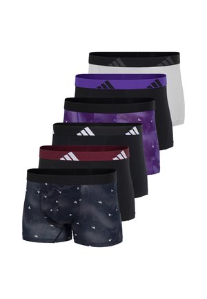 Seks par herre-boxershorts i sort, hvid, lilla og mønstrede designs, arrangeret i en trappestak på en hvid baggrund.