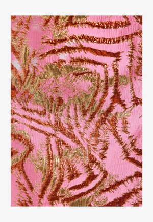 Tissu texturé avec un fond rose orné de motifs de rayures de tigre en or et en bronze. Le design présente une finition brillante et métallique.