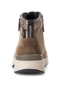 Bruine suede enkellaars met panterprint accenten, voorzien van een ritssluiting, zachte binnenvoering en een lichtgekleurde rubberen zool.