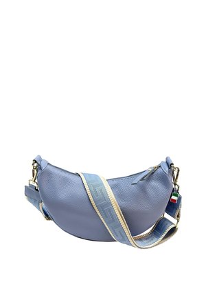 Lichtblauwe leren crossbodytas in maansikkelvorm met brede blauw-beige verstelbare band, gouden hardware en een klein label met de Italiaanse vlag.