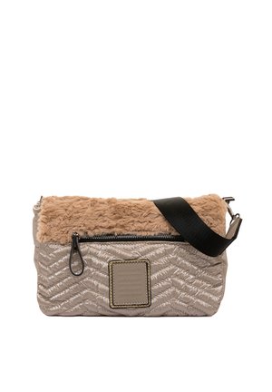 Bolso de hombro con cuerpo beige acolchado, parte superior de pelo sintético color marrón claro, bolsillo frontal con cremallera, correa negra ajustable y parche cuadrado con logo en la parte frontal.