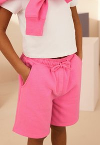 Next BERMUDA REGULAR FIT różowy