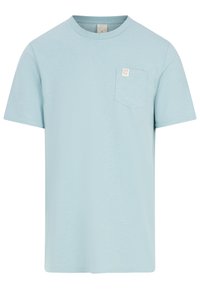 Svetlomodré bavlnené tričko s krátkymi rukávmi, okrúhlym výstrihom a vreckom na ľavej strane hrude. Obsahuje malú tkanú nášivku na vrecku.