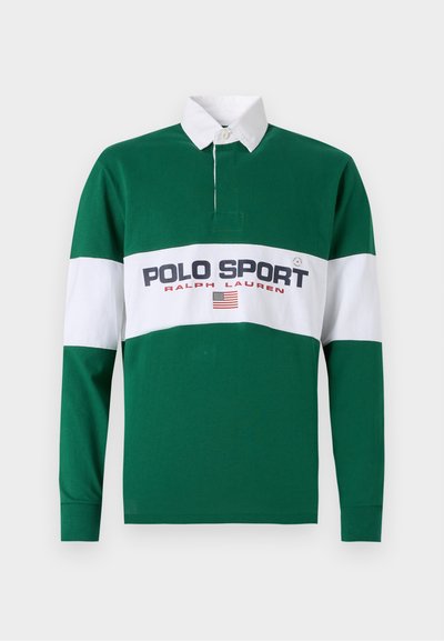 Grön långärmad pikétröja med en vit horisontell panel, "POLO SPORT RALPH LAUREN" logo och vit krage; tillverkad av bomull.