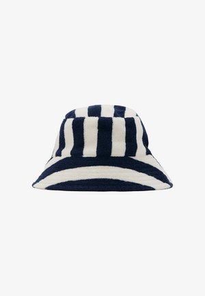 Klobúk bucket so striedavými vertikálnymi a horizontálnymi námorníckymi modrými a bielymi pruhmi vyrobený z mäkkej, textúrovanej látky.