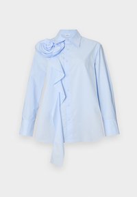 Ανοιχτό μπλε πουκάμισο με κουμπιά, με ριχτό μπροστινό σχέδιο και μια ροζέτα από ύφασμα στον αριστερό ώμο. Φτιαγμένο από απαλό βαμβακερό ύφασμα.