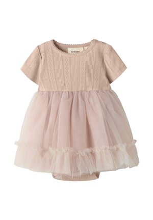 Baba ruha rövid ujjakkal, világos bézs színű kötött felsőrésszel, puha tüll szoknyával, fodros szegéllyel díszítve.