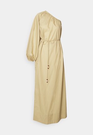 Robe beige à une épaule en tissu léger. Présente un encolure froncée, une manche ballon, une taille à cordon et des accents en perles.