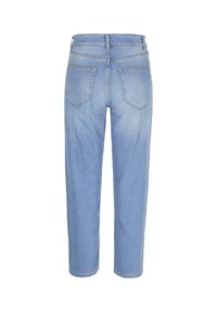 Jeans de mezclilla en un azul claro con corte recto, diseño de cinco bolsillos y costuras visibles. La tela tiene una textura suave y ligeramente desgastada.