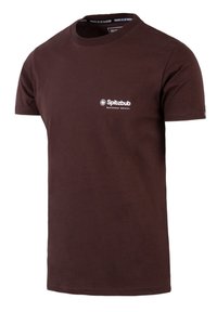 Braunes Baumwoll-T-Shirt mit kurzen Ärmeln und rundem Halsausschnitt, mit einem weißen "Spitzbub"-Logo auf der Vorderseite. Einfaches Design, ohne Muster.