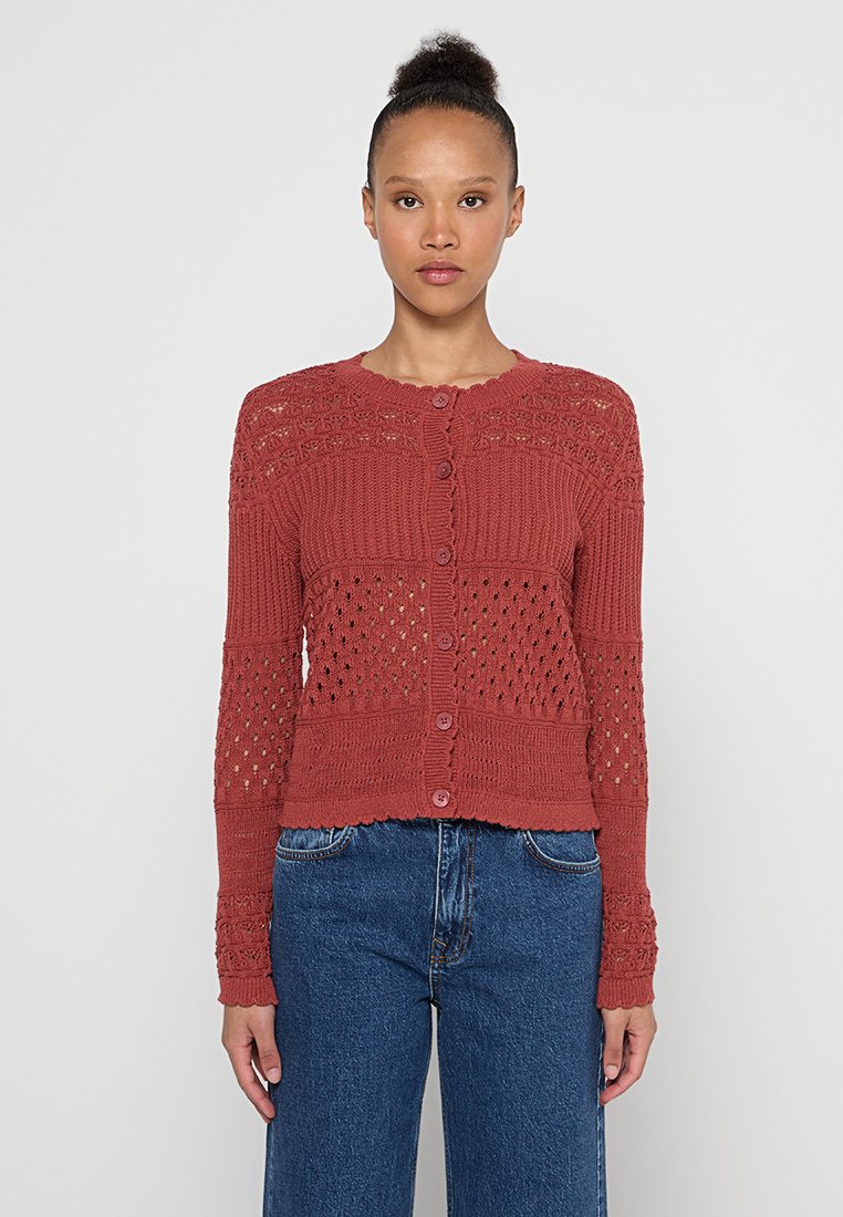 Strickjacke in Rostfarbe mit einer Mischung aus strukturierten Mustern, Rundhalsausschnitt, Knopfverschluss und langen Ärmeln mit gerippten Bündchen.