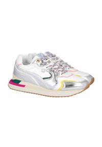 Zapatillas metálicas plateadas con paneles de malla blanca, acentos multicolores en rosa, amarillo y verde, y cordones estampados. Suela de goma.