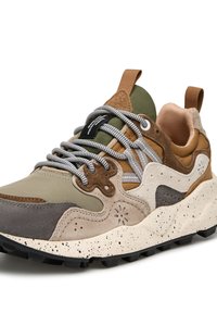 Sneaker mit einem Obermaterial aus gemischten Materialien in Grün, Braun und Beige, einer gesprenkelten weißen Zwischensohle und strukturierten Schnürsenkeln. Gummi-Außensohle für besseren Halt.