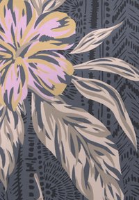 Tela floral con una gran flor de color rosa claro con acentos amarillos, hojas grises y un fondo texturizado de color azul oscuro con patrones intrincados.