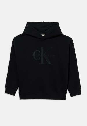 Schwarzer Hoodie mit langen Ärmeln, vorne mit gesticktem Calvin Klein "CK"-Logo, Rippbündchen an Ärmeln und Saum sowie einem lässigen Schnitt.