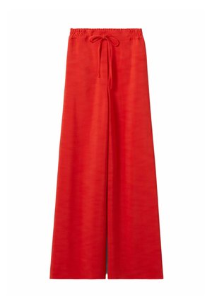 Pantalones rojos de pierna ancha con cintura elástica y cordón frontal, hechos de tela ligera.