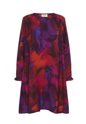 Lange mouw jurk in lichtgewicht stof met een kleurrijk bloemenpatroon van rood, paars en oranje, met een relaxed fit en gerimpelde mouwen.
