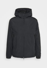 Giacca nera con cappuccio, chiusura a zip frontale, due tasche laterali, polsini elasticizzati, tessuto leggero e design elegante e minimalista.