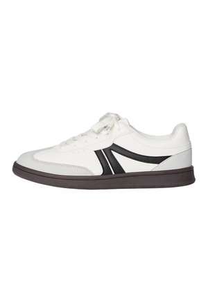 Hvid lavtop sneaker med sorte sideaccents, hvide snørebånd og en mørkebrun sål, vist fra ydersiden.
