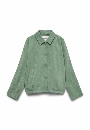 Chaqueta de pana verde claro con cuello, mangas largas, botones delanteros y dos bolsillos laterales, colocada plana sobre un fondo blanco.