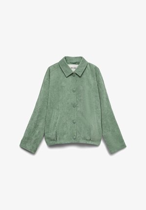 Chaqueta de pana verde claro con cuello, mangas largas, botones delanteros y dos bolsillos laterales, colocada plana sobre un fondo blanco.