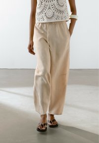 Massimo Dutti - FLOWING BARREL FIT - Stoffhose - sand Thumbnail-Bild 1