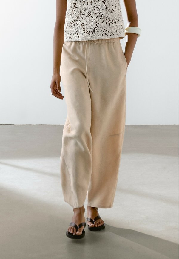 FLOWING BARREL FIT - Trousers - sand