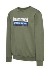 Olivgrüner Sweatshirt mit langen Ärmeln und dem Logo „hummel SPORTSWEAR“ in Weiß und Blau auf der Brust, mit Rippbündchen an Ärmeln und Saum.