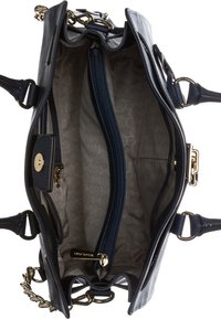 Sac à main en cuir bleu marine avec un design structuré, quincaillerie en or, fermetures éclair intérieures et une plaque de logo de marque. Doublure en tissu doux avec un motif.