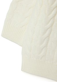 Cremfarbener Kabelstrickpullover mit strukturierten geflochtenen Mustern und gerippten Bündchen für zusätzliche Details und Stabilität.