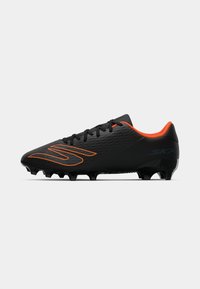 Crampons de football noirs avec une surface texturée, accents orange, six pointes sur la semelle extérieure et fermeture à lacets pour un ajustement sécurisé.
